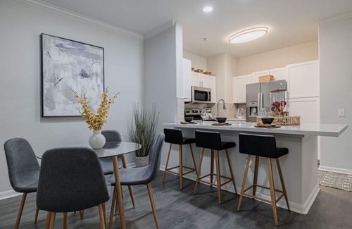 Energy Corridor Condominio | Spacious 2BR Condo at San Paloma w Pool
