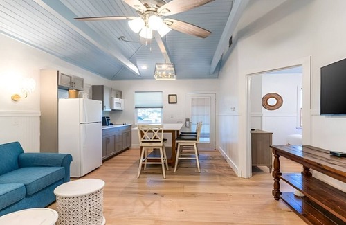 Captiva Hotel | Spacious 2BR Cottage | Porch | Pools | Free Parking | Steps from Captiva Beach