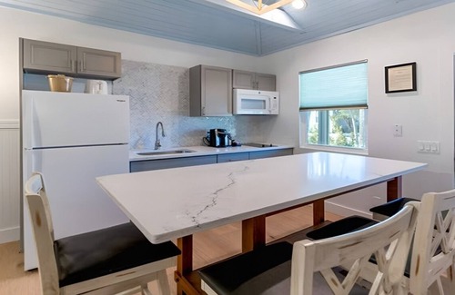 Captiva Hotel | Spacious 2BR Cottage | Porch | Pools | Free Parking | Steps from Captiva Beach