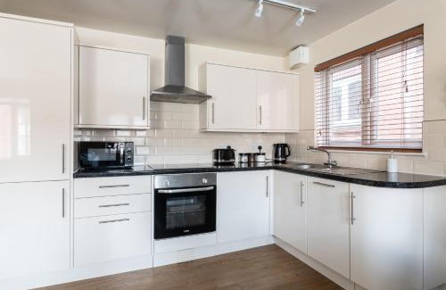 Crawley Apartamento | Spacious 2BR Flat - 2 Free Parking Spaces - Near LGW Airport