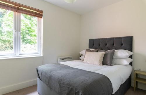 Crawley Apartamento | Spacious 2BR Flat - 2 Free Parking Spaces - Near LGW Airport