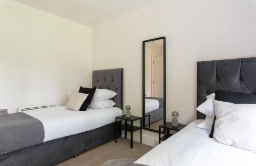 Crawley Apartamento | Spacious 2BR Flat - 2 Free Parking Spaces - Near LGW Airport