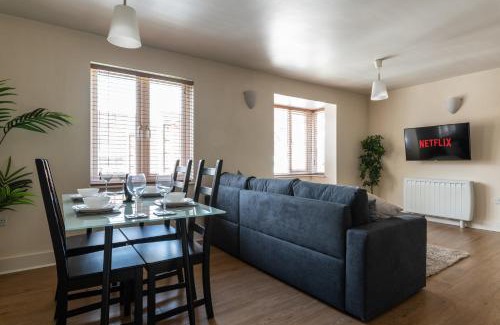 Crawley Apartamento | Spacious 2BR Flat - 2 Free Parking Spaces - Near LGW Airport
