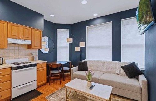 Rittenhouse Row Apartamento | Spacious 2BR Gem | Prime Rittenhouse Area