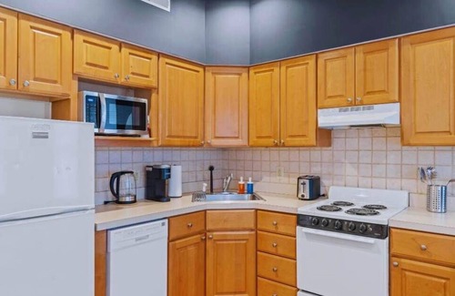 Rittenhouse Row Apartamento | Spacious 2BR Gem | Prime Rittenhouse Area