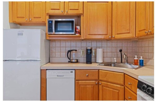 Rittenhouse Row Apartamento | Spacious 2BR Gem | Prime Rittenhouse Area