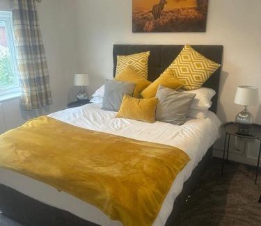 Clydach Casa | Spacious 2BR House with Sofa Bed & Parkin