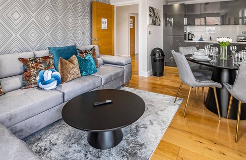 Camberley Apartamento | Spacious 2BR in Surrey | Pet-Friendly, Netflix, Parking