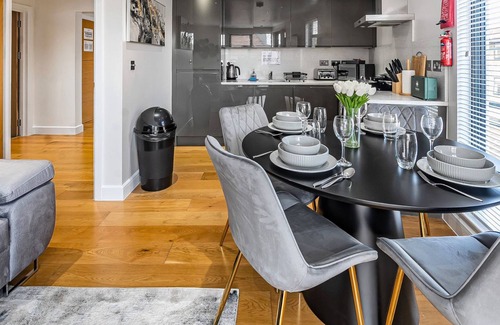 Camberley Apartamento | Spacious 2BR in Surrey | Pet-Friendly, Netflix, Parking