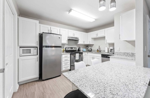 Pleasant Valley Apartamento | Spacious 2BR King Suite w Gym&Pool close to DT