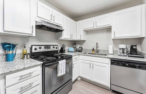 Pleasant Valley Apartamento | Spacious 2BR King Suite w Gym&Pool close to DT