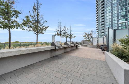Fort York Apartamento | Spacious 2BR - Pool Gym Sauna Hot Tub Free Parking