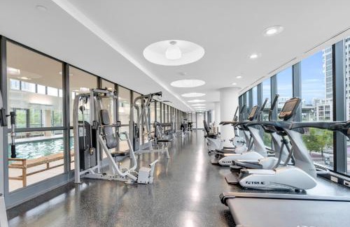 Fort York Apartamento | Spacious 2BR - Pool Gym Sauna Hot Tub Free Parking