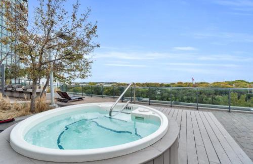 Fort York Apartamento | Spacious 2BR - Pool Gym Sauna Hot Tub Free Parking