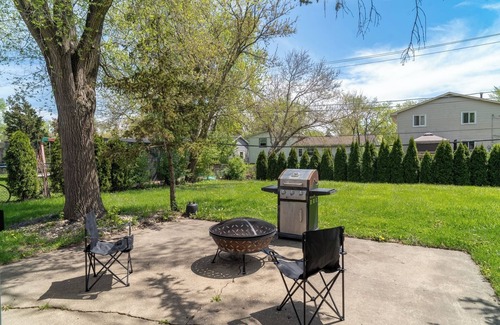 Wasco Casa | "Spacious 2BR Retreat with Office, Stunning Backyard & Grill in Hanover Park"