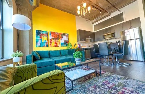 Near South Side Apartamento | Spacious 2BR South Loop Suite with Skyline View, Optional Parking and Gym Access Close to McCormick Place, Grant Park, Museum Campus & CTA Lines