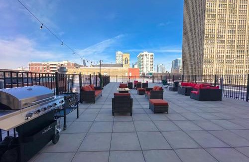 Near South Side Apartamento | Spacious 2BR South Loop Suite with Skyline View, Optional Parking and Gym Access Close to McCormick Place, Grant Park, Museum Campus & CTA Lines