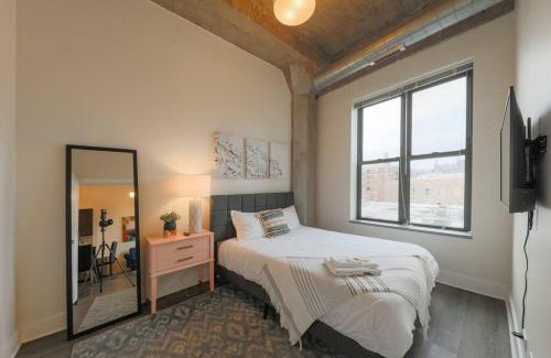 Near South Side Apartamento | Spacious 2BR South Loop Suite with Skyline View, Optional Parking and Gym Access Close to McCormick Place, Grant Park, Museum Campus & CTA Lines