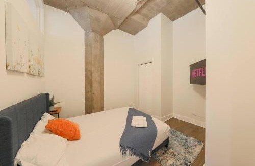 Near South Side Apartamento | Spacious 2BR South Loop Suite with Skyline View, Optional Parking and Gym Access Close to McCormick Place, Grant Park, Museum Campus & CTA Lines
