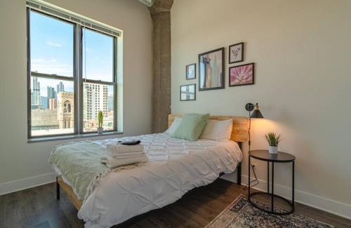 Near South Side Apartamento | Spacious 2BR South Loop with Skyline view, Optional Parking and Gym Access Near McCormick Place and Soldier Field