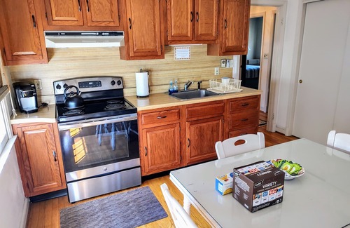 Annapolis Apartamento | Este apartamento en el segundo piso, con su propia entrada y estacionamiento fuera de la calle, es espacioso y perfecto para el soltero asignado o en transición.