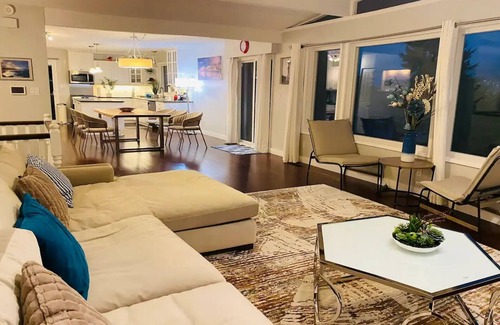 Surrey Casa | Spacious 2nd Floor Suite at Surrey Bolivar Heights