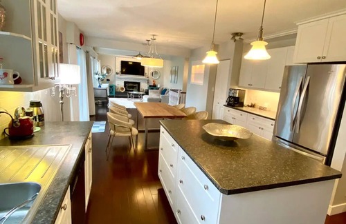 Surrey Casa | Spacious 2nd Floor Suite at Surrey Bolivar Heights