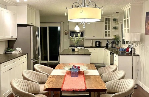 Surrey Casa | Spacious 2nd Floor Suite at Surrey Bolivar Heights