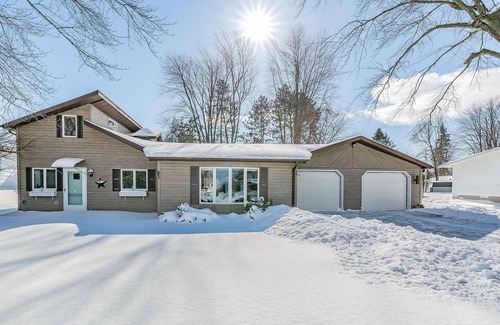 Shawano Casa | Spacious 3 Bd, 1.5 Bath family friendly cottage 35 minutes from Lambeau Field!