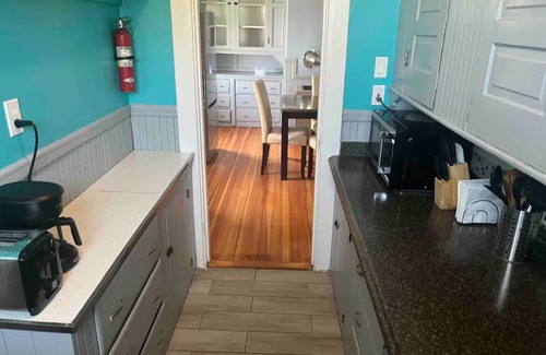 New Bedford Apartamento | SPACIOUS 3 BDRM APARTMENT 3RD FL W/ DECK OVERSEEING CITY SKYLINE