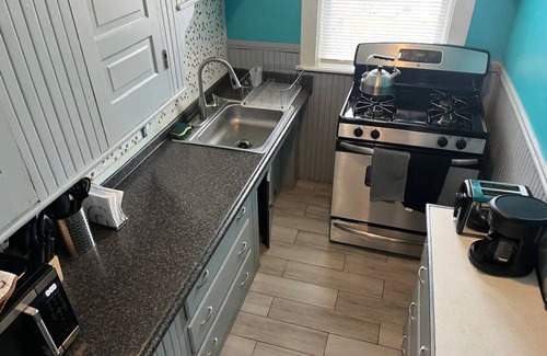 New Bedford Apartamento | SPACIOUS 3 BDRM APARTMENT 3RD FL W/ DECK OVERSEEING CITY SKYLINE