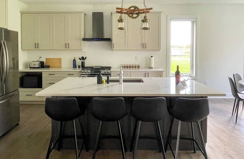 Bracebridge Casa | Spacious 3 Bdrm Retreat | Muskoka Room & Fireplace
