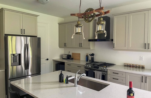 Bracebridge Casa | Spacious 3 Bdrm Retreat | Muskoka Room & Fireplace