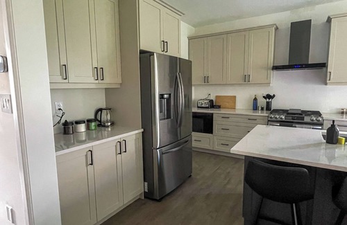 Bracebridge Casa | Spacious 3 Bdrm Retreat | Muskoka Room & Fireplace