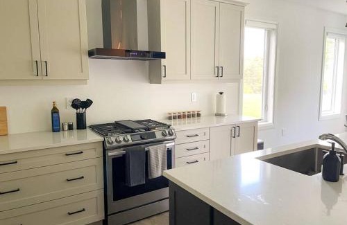 Bracebridge Casa | Spacious 3 Bdrm Retreat, Muskoka Room & Fireplace