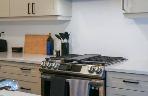 Bracebridge Casa | Spacious 3 Bdrm Retreat, Muskoka Room & Fireplace