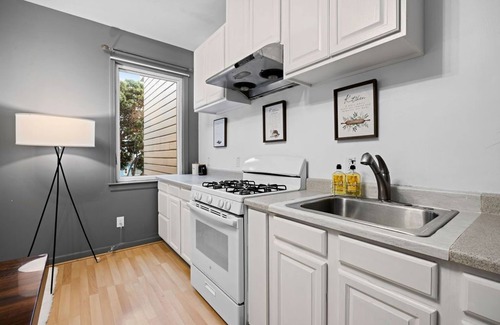 Sunnyside Casa | Spacious 3 Bed/ 3 Bath in San Francisco. Close to BART/101 Freeway. SFG Hospital