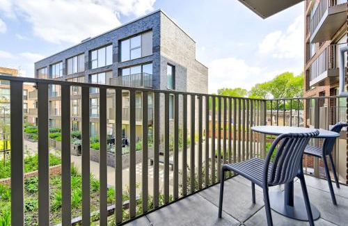 Evelyn Apartamento | Spacious 3 Bed Apt with Balcony at Neptune Wharf