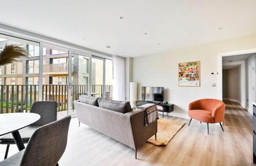 Evelyn Apartamento | Spacious 3 Bed Apt with Balcony at Neptune Wharf