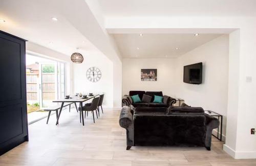 Hunts Cross Casa | Spacious 3-Bed by Beatles Attractions & Transport