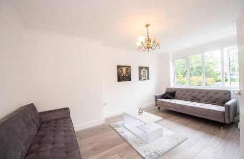 Hunts Cross Casa | Spacious 3-Bed by Beatles Attractions & Transport