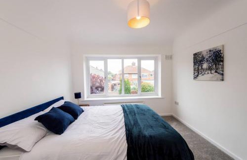Hunts Cross Casa | Spacious 3-Bed by Beatles Attractions & Transport