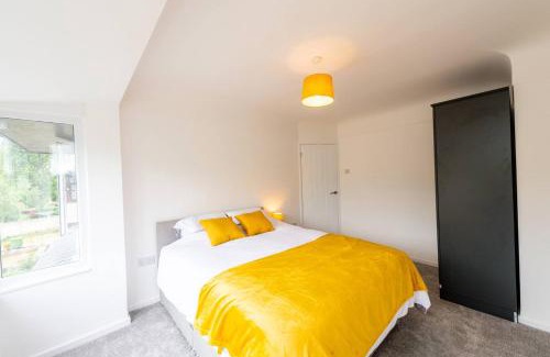 Hunts Cross Casa | Spacious 3-Bed by Beatles Attractions & Transport