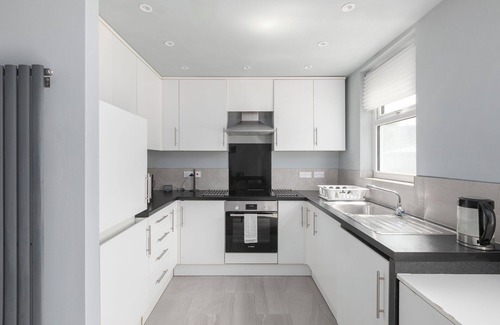 Haselbury Casa | Spacious 3-Bed (Sleeps 7) Home with Garden