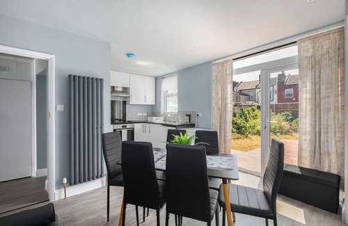 Haselbury Casa | Spacious 3-Bed (Sleeps 7) Home with Garden