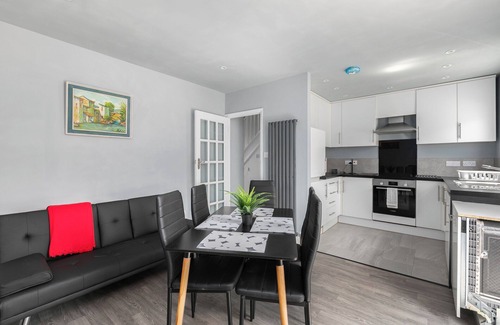 Haselbury Casa | Spacious 3-Bed (Sleeps 7) Home with Garden