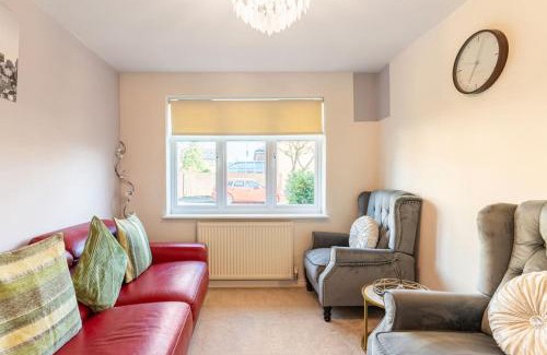 Wigan Casa | Spacious 3-bed Home - Nature Reserve Retreat