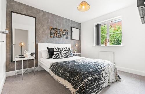 Brierley Hill Casa | Spacious 3-Bed Home, Parking, Garden, Sleeps 7