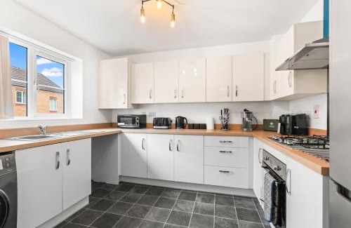 Brierley Hill Casa | Spacious 3-Bed Home, Parking, Garden, Sleeps 7