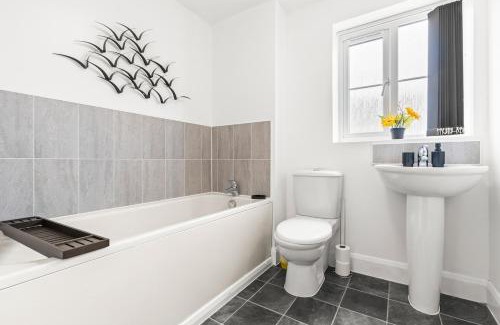 Brierley Hill Casa | Spacious 3-Bed Home, Parking, Garden, Sleeps 7